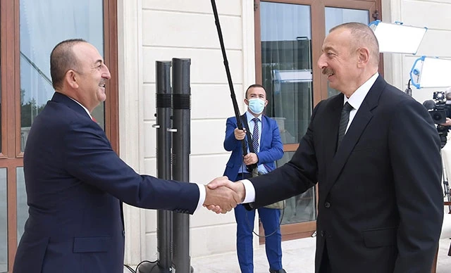 Bakan Çavuoğlu, Aliyev ile bir araya geldi