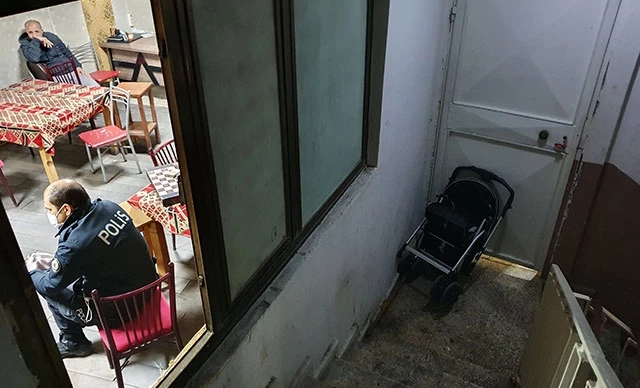Kapısı bebek arabasıyla kamufle edilen kahveye polis baskını