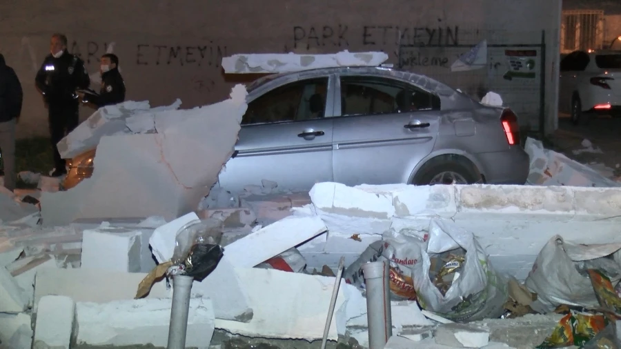 Şiddetli rüzgar nedeniyle duvar, otomobilin üzerine yıkıldı