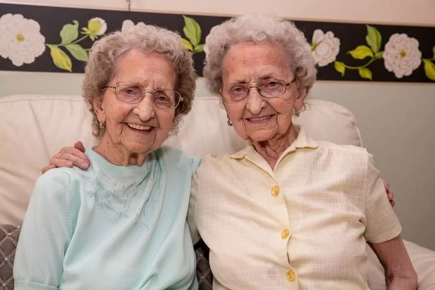 İngiltere’de koronavirüs 96 yaşındaki tek yumurta ikizlerini ayırdı