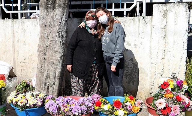 İki çocuk annesi, mezarlıkta çiçek satarak kızını Oxford Üniversitesi’nde okutuyor