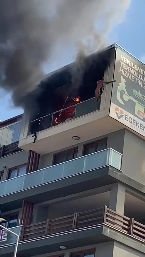 Yangında mahsur kalan adam, komşusunun balkonuna atladı