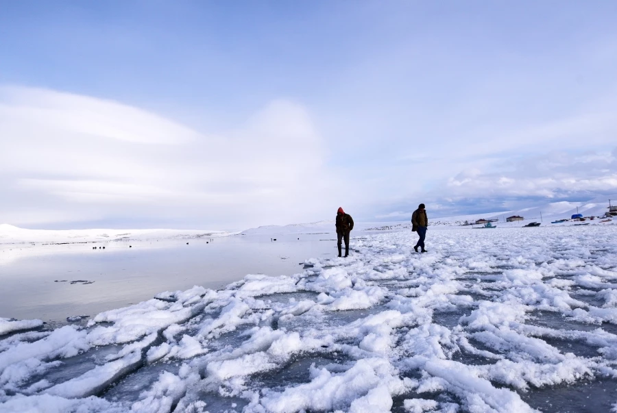 Şiddetli soğuklar nedeniyle yüzeyi tamamen buzla kaplanan Nazik Gölü havadan görüntülendi