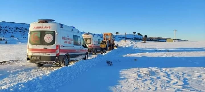 Kara saplanan ambulansı ekipler kurtardı   
