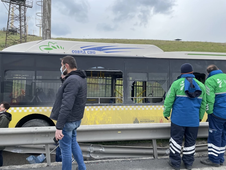 İETT otobüsü kaza yaptı, yolcular camdan çıkarıldı   