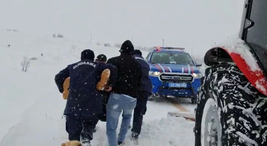 Kar üstünde hareketsiz halde donmak üzere olan vatandaşı jandarma kurtardı 