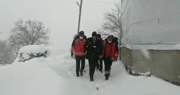 Yoğun kar yağışı nedeniyle köyde mahsur kalan hasta için UMKE ekibi seferber oldu.