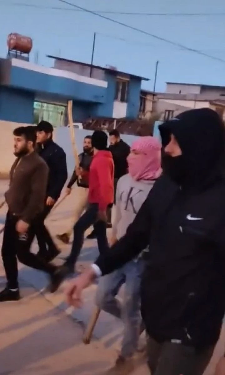 Sokakta sopa ve döner bıçağıyla yürüyen Suriyeli gençler geri gönderme merkezine teslim edildi
