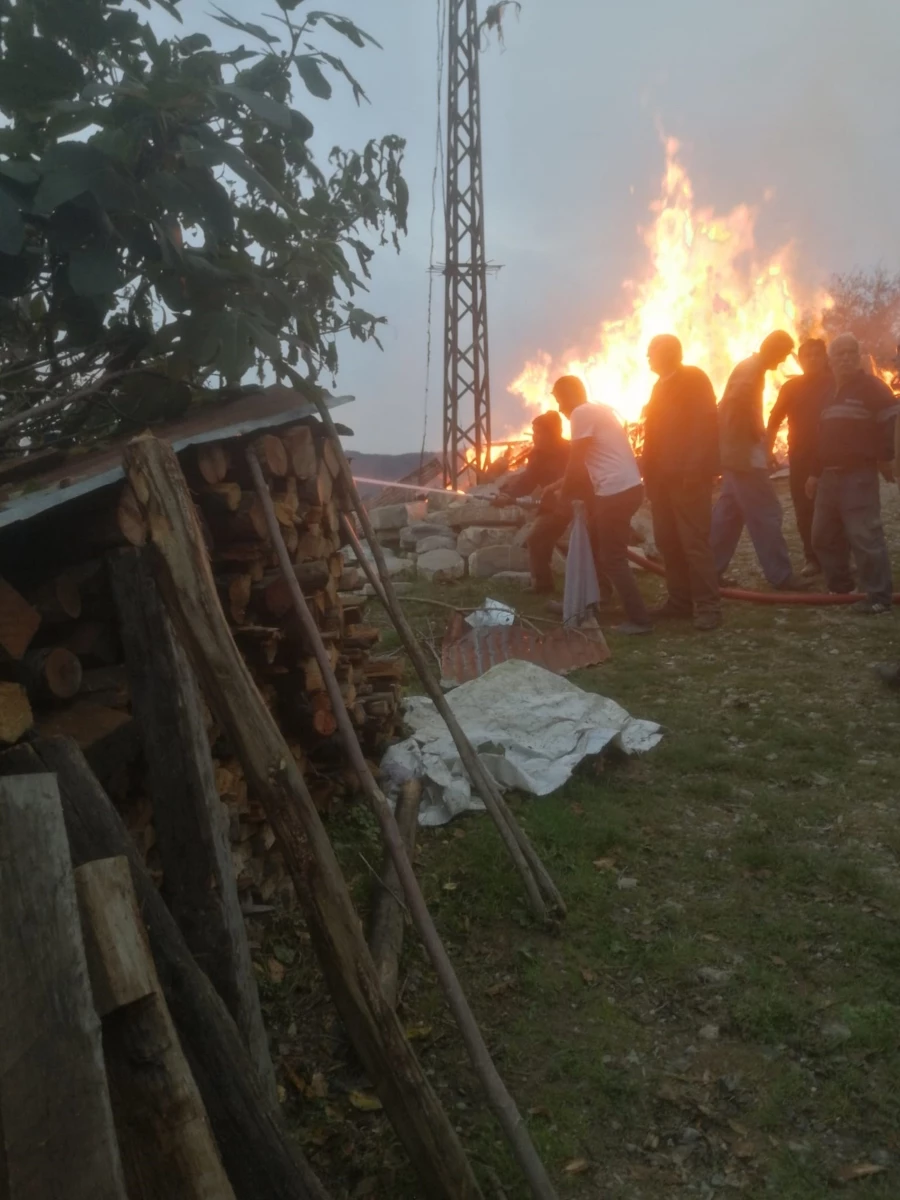  Köyde çıkan yangında 3 ev küle döndü: Alevlerden kurtulmak için balkondan atlayan kadın yaralandı   