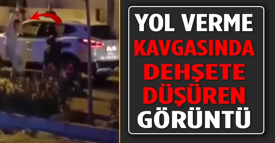 İzmir’de yol verme kavgasında dehşete düşüren görüntü: Kafasına kaldırım taşı ile böyle vurdular	