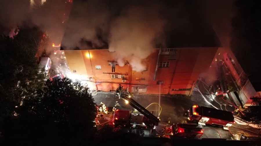  Zeytinburnu’nda karton bardak imalatı yapılan fabrikada çıkan yangın kontrol altına alındı   