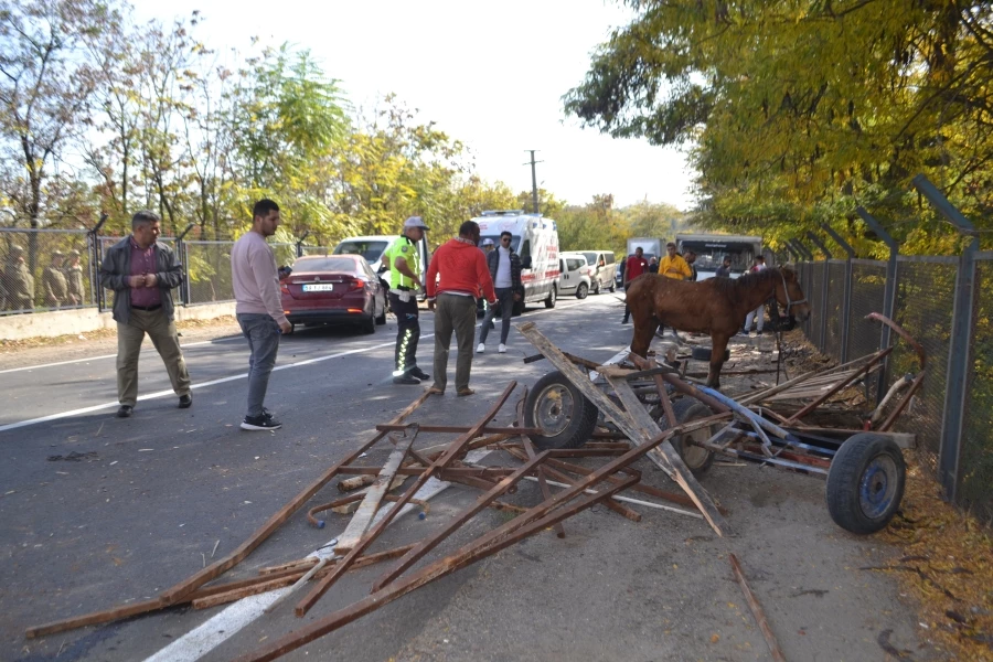  Çorlu’da can pazarı: Otomobilin çarptığı at arabası hurdaya döndü, yaralı yakınları sinir krizi geçirdi  