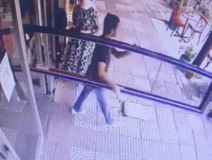  İstanbul’da ilginç hırsızlık kamerada: Halterci gibi yüklendiği tabelayı çaldı   
