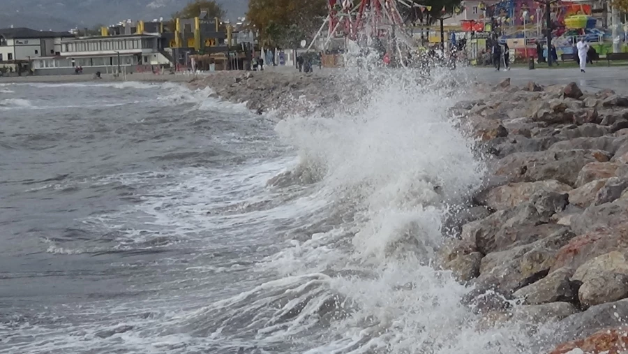  Lodos fırtınasında denizde oluşan dev dalgalar evlere kadar ulaştı   