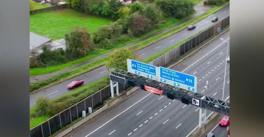 İngiltere’de çevre aktivistleri bu kez trafik tabelalarına tırmandı, otoyolu trafiğe kapattı   
