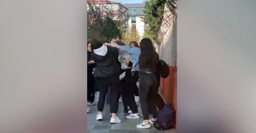Lise önünde kızların saç saça baş başa kavgası kamerada   