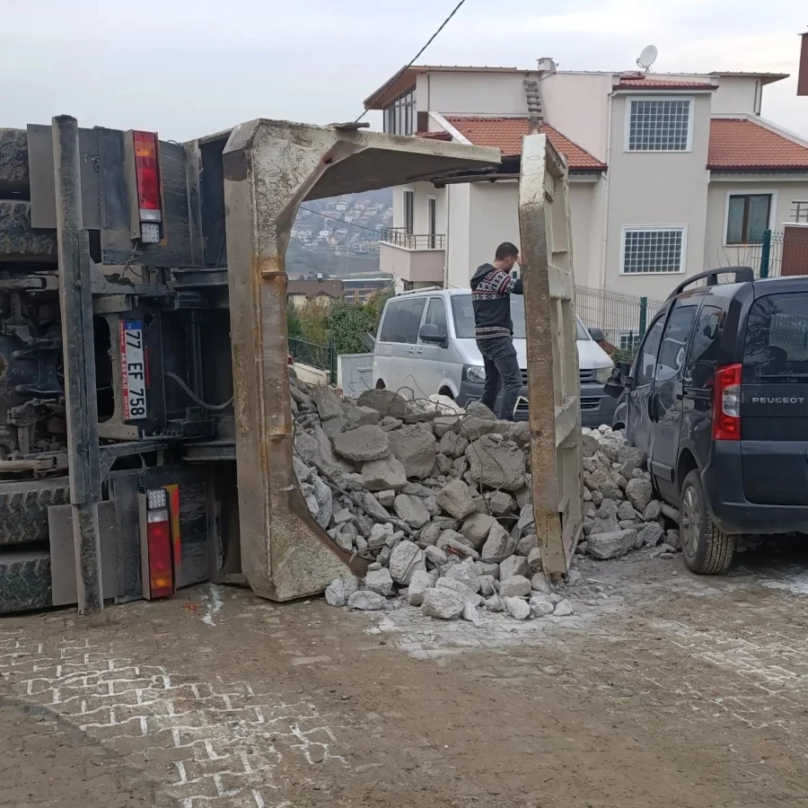  Yalova’da moloz yüklü hafriyat kamyonu devrildi 