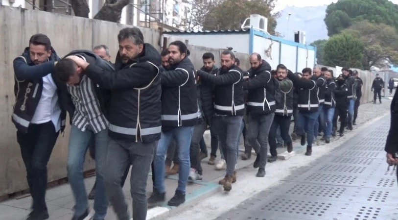 İzmir merkezli ‘silindir’ operasyonunda toplam 25 tutuklama   