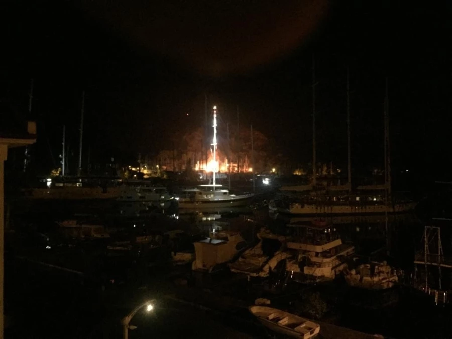 Fethiye’de tersane yangını: 4 ahşap tekne zarar gördü   