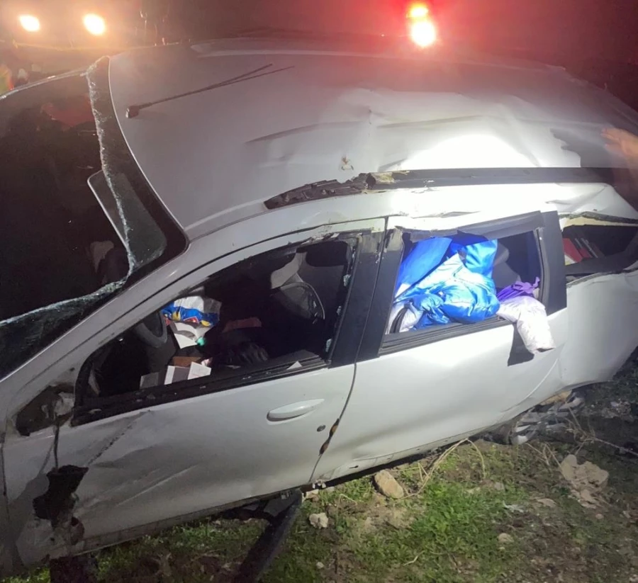Kontrolden çıkan araç 15 metrelik şarampole yuvarlandı: 2 yaralı