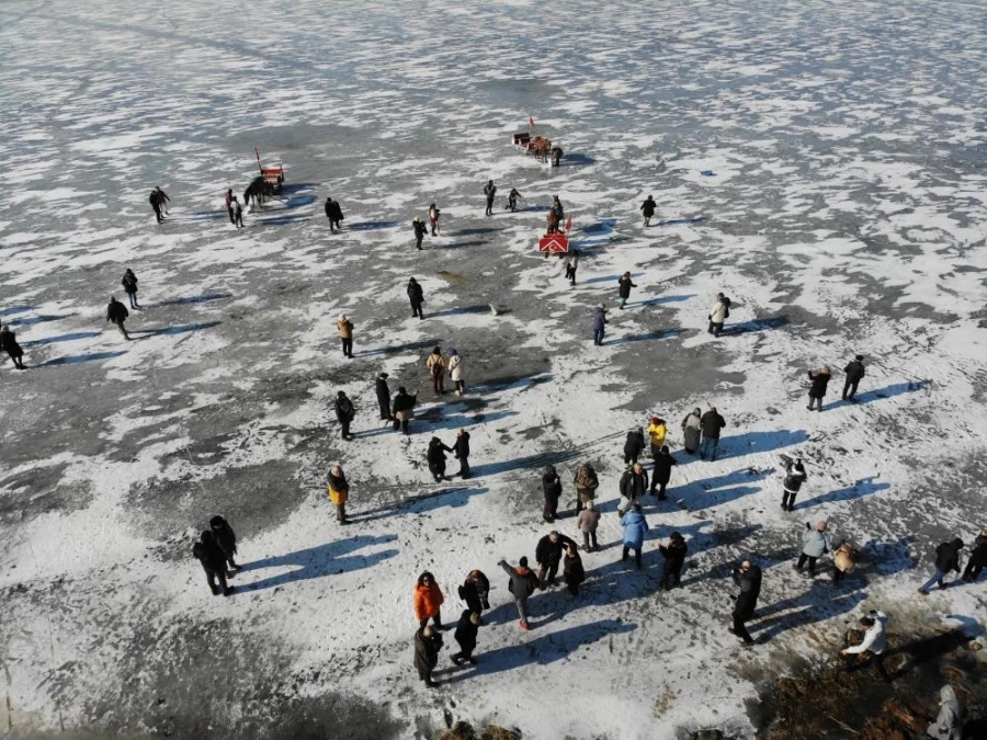 Buz tutan Çıldır Gölü’ne yoğun ilgi