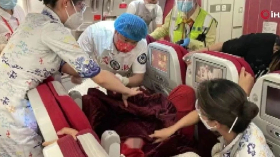 Çinli hamile kadın uçakta doğum yaptı