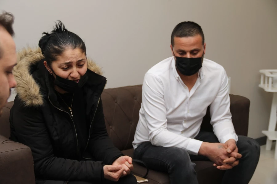 Eşini ve kızını bıçaklayanı engellemek isterken tutuklandı 