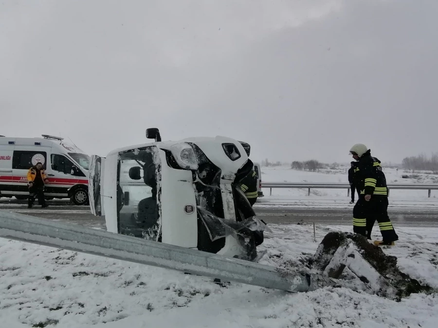 Karda kayan otomobil direğe çarptı: 3 yaralı   
