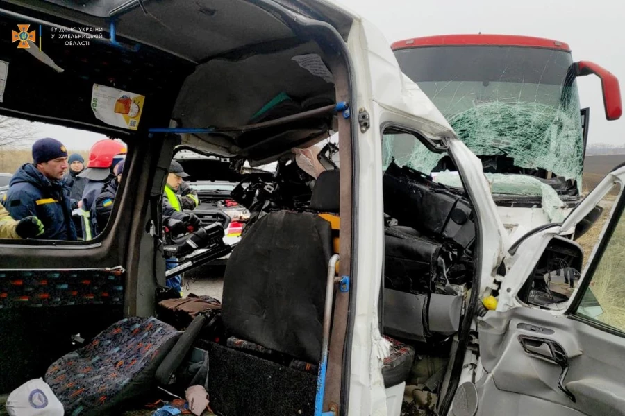  Ukrayna’da tahliye araçları çarpıştı: 7 ölü, 9 yaralı   
