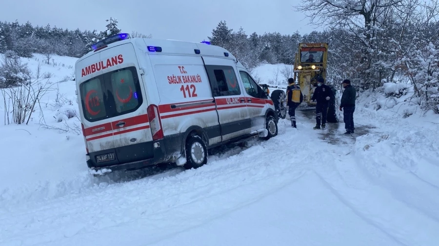 Bartın’da kara saplanan ambulansı karla mücadele ekipleri kurtardı   