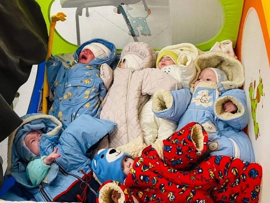 Ukrayna’da, yetim bebekler çatışma bölgesinden kurtarıldı