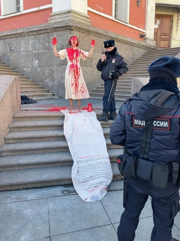  Rus sanatçı üzerine kırmızı boya dökerek savaşı protesto etti   