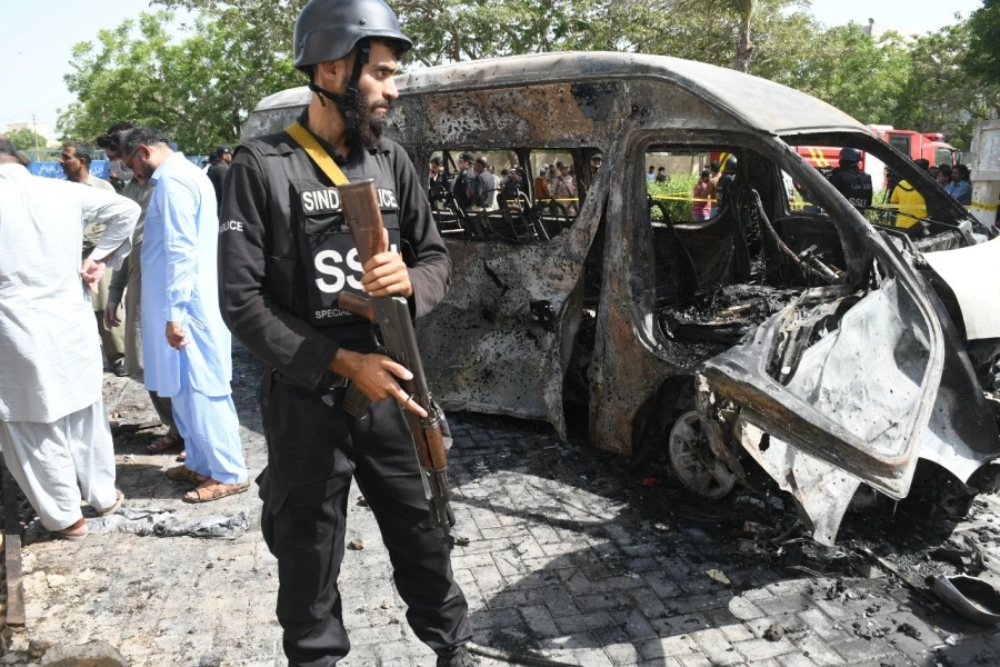  Pakistan’da minibüste patlama: 4 ölü, 3 yaralı   
