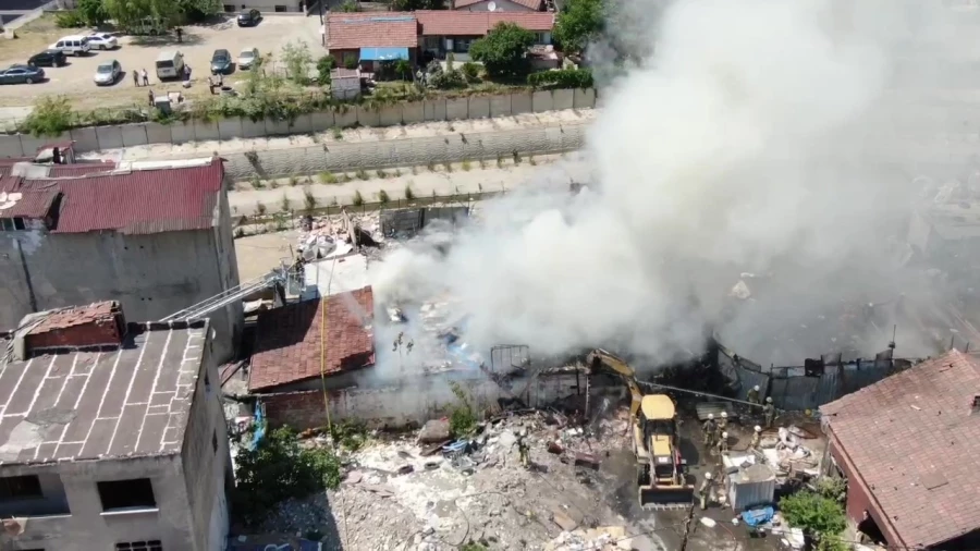 Ataşehir’de kağıt toplayıcılarının karton deposunda yangın  