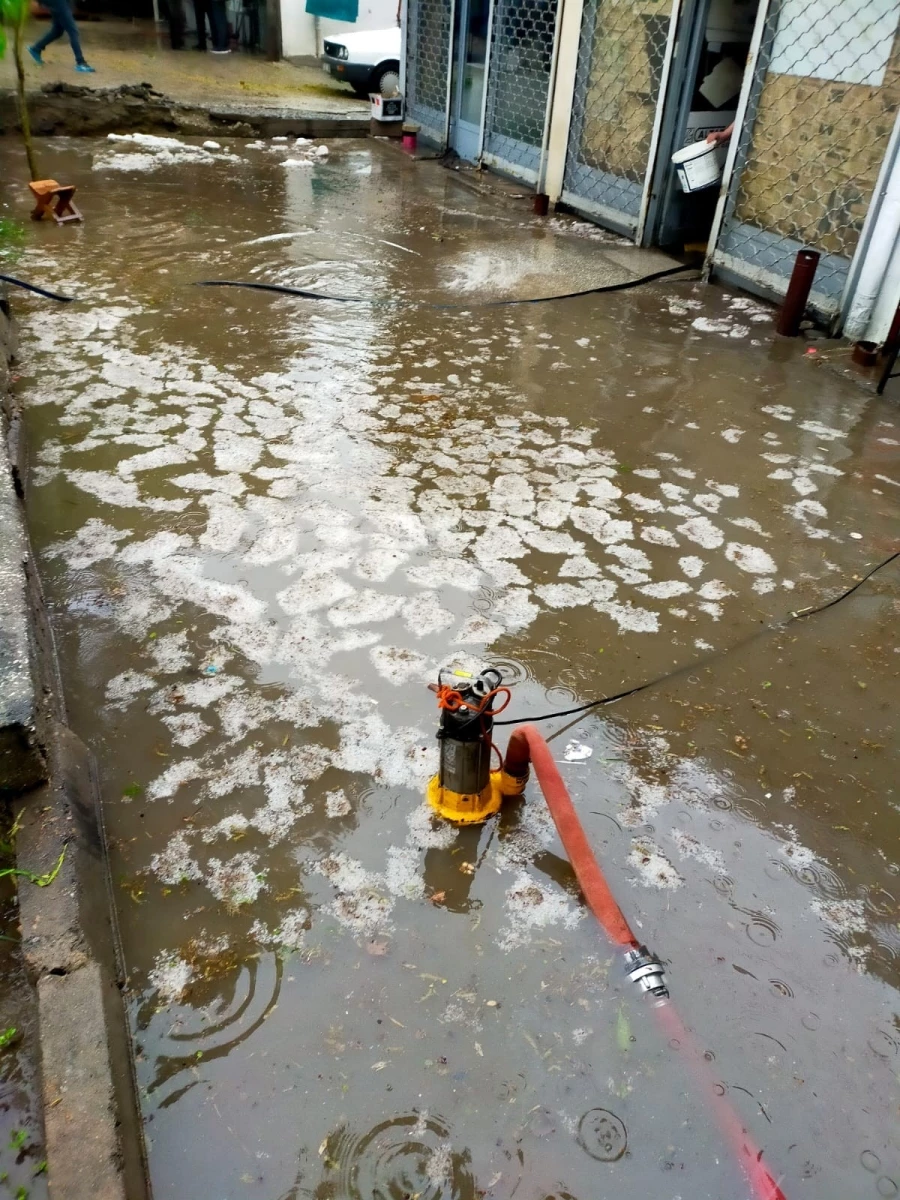 Elazığ’da sağanak yağış sonrası iş yerlerini su bastı 