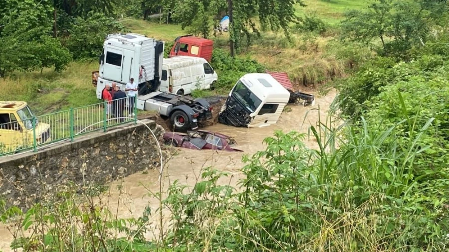 Yoğun yağış nedeniyle yedi emin deposunda araçlar suya gömüldü   