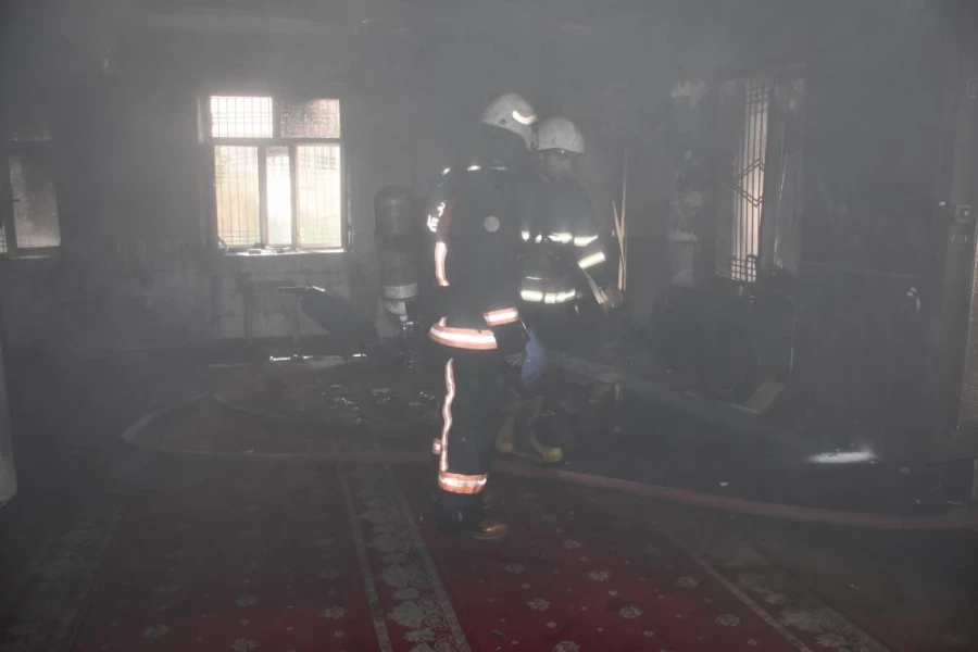 Klimadan çıkan yangın camide büyük hasara yol açtı  