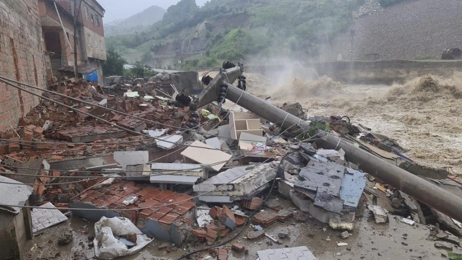 Kozcağız’da 4 katlı bina yıkıldı, mahalle tahliye edildi