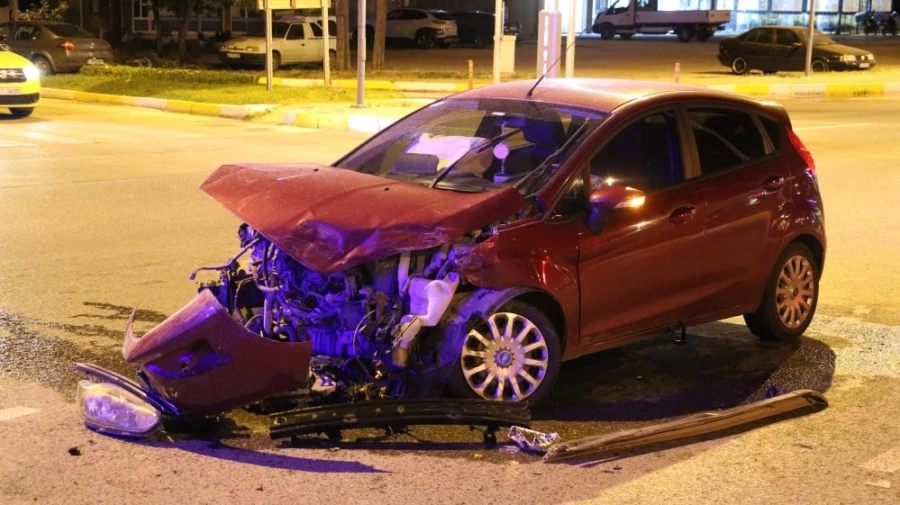 Edirne’de çarpışan otomobillerin sürücüleri yaralandı 