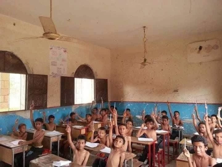 Yemen’de sıcaklıklar yükseldi, öğrenciler derslere kıyafetsiz katıldı