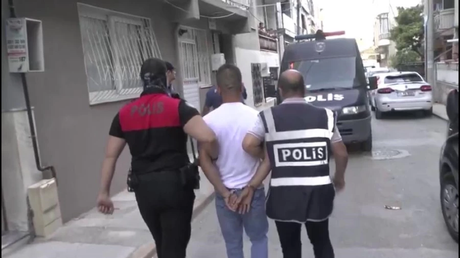 İzmir’de haklarında yakalama emri olan 25 suçluya operasyon   