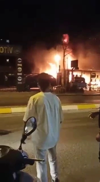 Sultanbeyli’de restoranda patlama, patlayan restoran alev alev yandı   