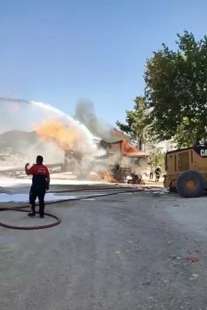 Isparta’da iş makinesi doğalgaz borusunu patlattı: 3 yaralı   