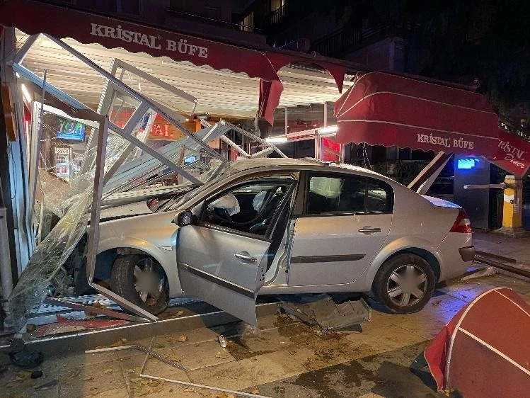 Kadıköy’de 21 yaşındaki alkollü sürücü kafeye daldı   