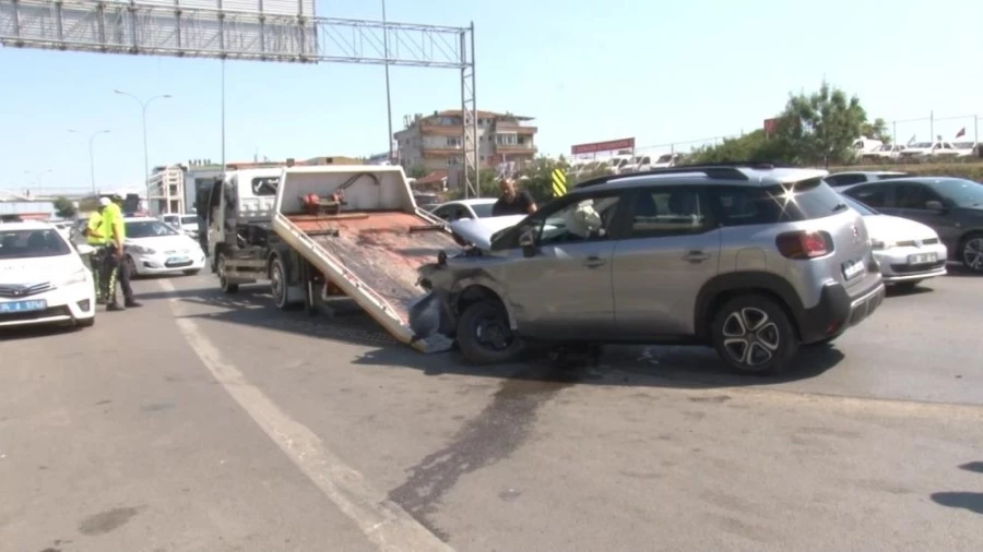 Maltepe E-5 karayolunda 3 otomobil çarpıştı: 2 yaralı 