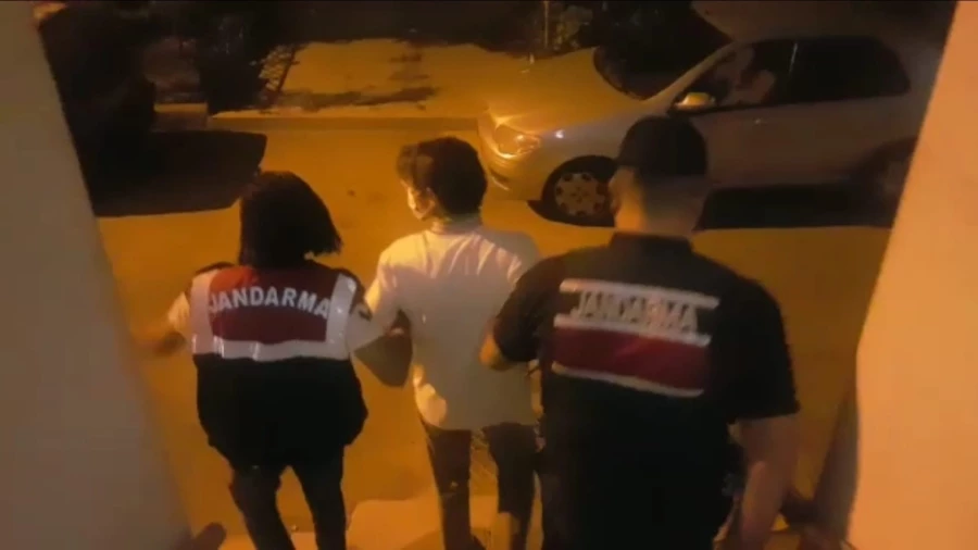 İzmir merkezli FETÖ operasyonunda 26 şüpheli gözaltında   