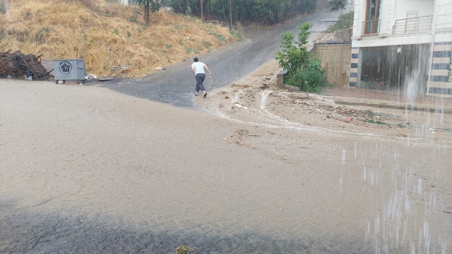 Yazın ortasında şiddetli yağış: Sokaklar dereye dönüştü