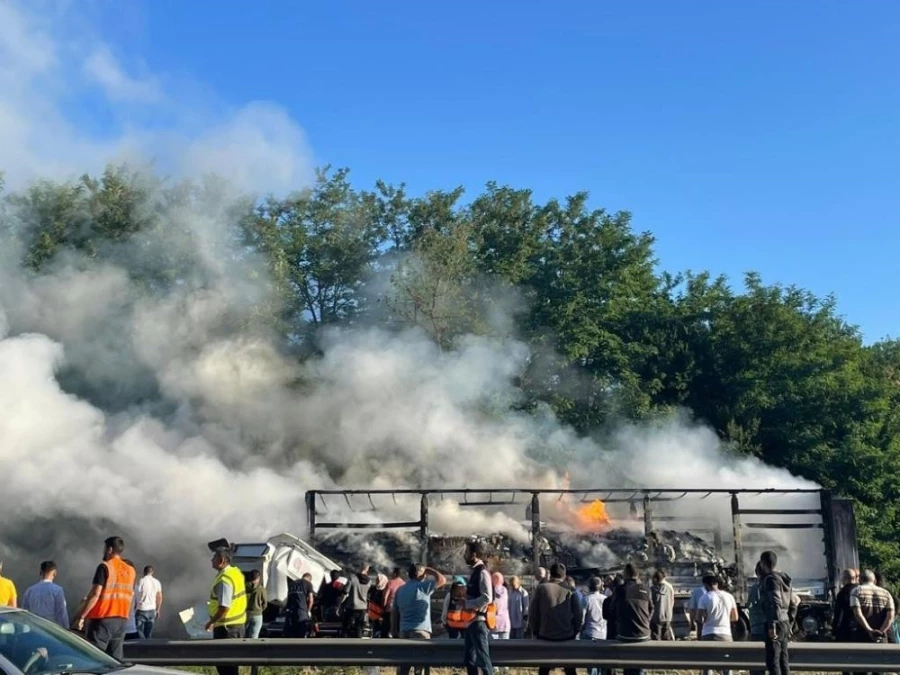 Anadolu Otoyolu’nda feci kaza: Sürücü, yanan tırın içerisinde yaşamını yitirdi   