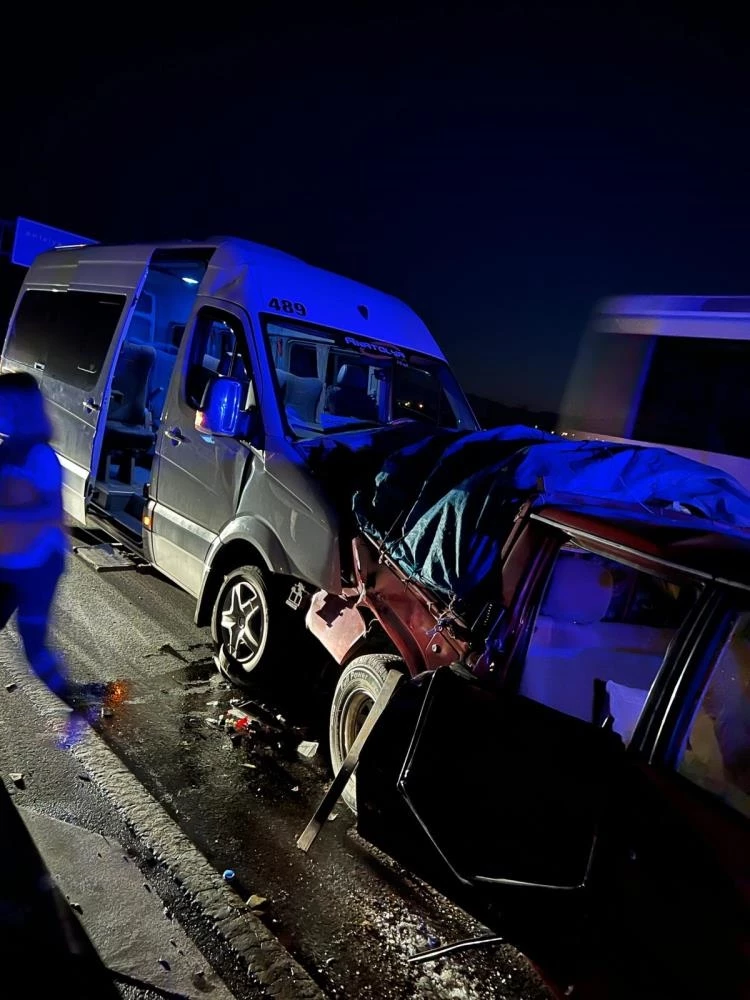 Antalya’da tur minibüsü kamyonete çarptı: 4’ü turist 11 yaralı   