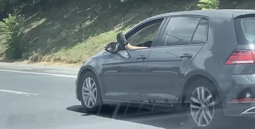 Beykoz’da ayağını camdan çıkararak araç kullanan şoför 